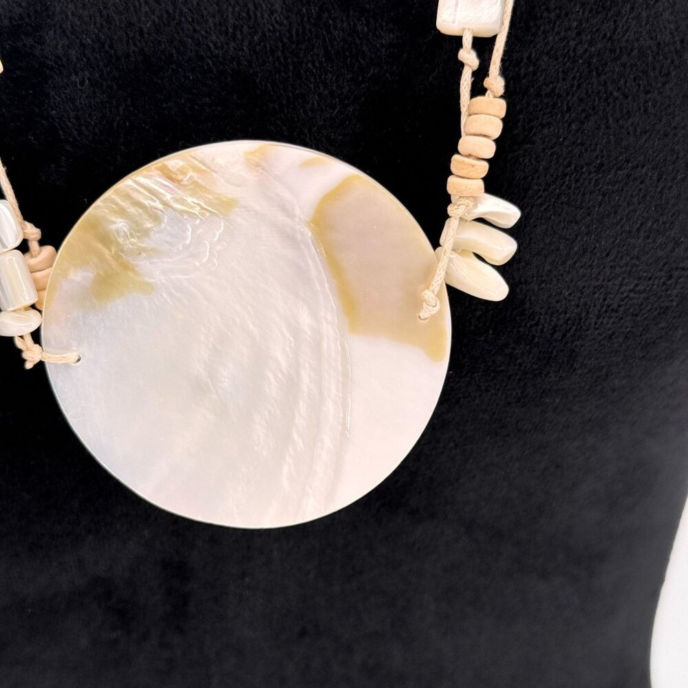 2/$18 SALE! Vtg Shell Necklace Womens Boho Mother Pearl Shell Bead Silver Toggle - Picture 4 of 6